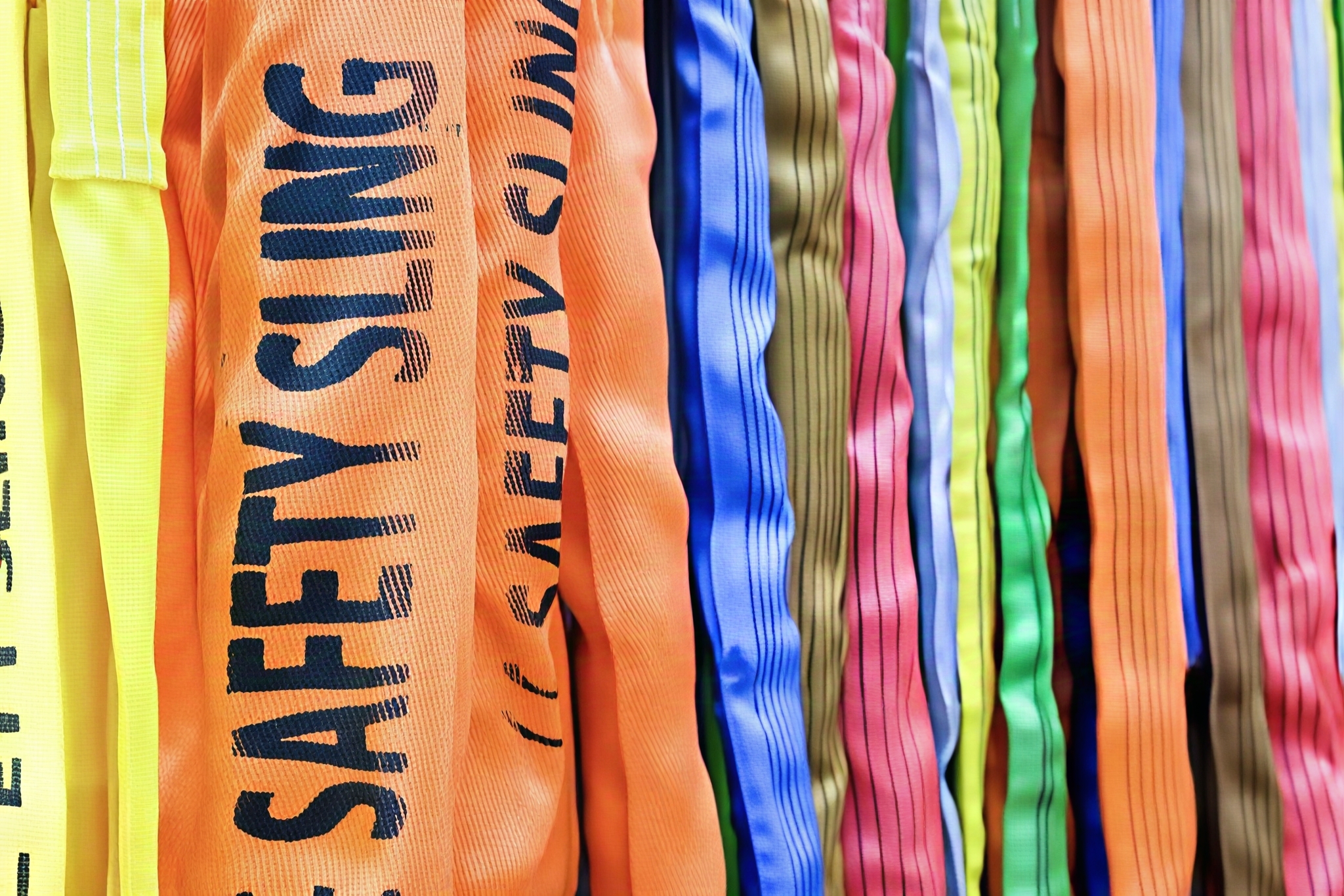 Babak Sling vs. Flat Webbing Sling: Pandhuan Ultimate kanggo ngangkat efisiensi lan safety
